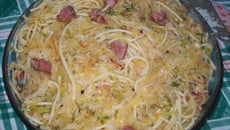 Macarrão com calabresa, bacon e repolho