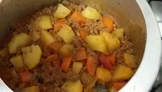 Carne moída refogada com legumes