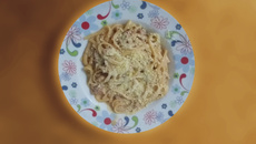 Linguine alfredo com linguiça