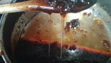 Calda de ameixa e uva passa ao vinho