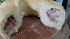 Pão de linguiça, queijo minas e erva doce