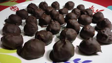 Beijinho diet com cobertura de chocolate