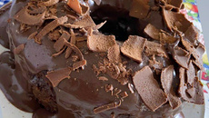 Bolo de café com recheio embutido (sem cortar) 