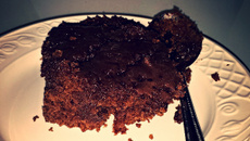 Bolo integral de chocolate com açúcar mascavo e aveia