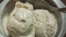 Sorvete de caramelo (sem ovos, sem máquina)