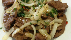 Fígado de gado acebolado