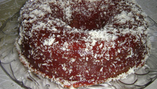 Bolo de queijo com cobertura de goiabada e queijo