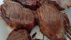 Picanha assada acompanhada de salada suave