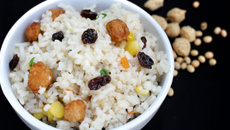 Arroz com milho e uva passa