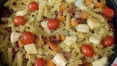 Macarrão alho e óleo ao forno com linguiça e queijo