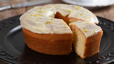 Bolo de limão com cobertura cremosa