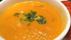 Caldo de cenora com queijo