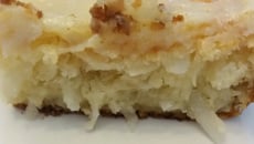 Bolo de aipim com coco cremoso