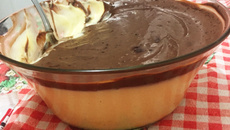 Mousse de maracujá com cobertura de chocolate