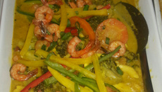 Anéis de lula com camarão ao curry