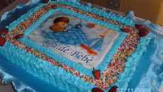 Bolo de creme com morango e cereja