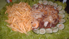 Filé com fritas e legumes