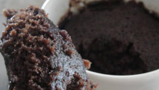 “Brownie” de caneca sem fermento e sem ovo