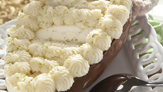 Bolo trufado de limão no ovo de chocolate