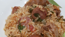 Arroz com coxa de peru e calabresa