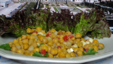 Salada de grão-de-bico com pêras e queijo