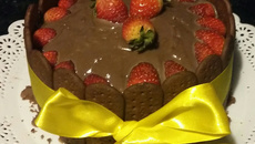 Bolo de chocolate com morangos