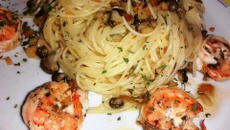 Macarrão com shimeji e camarão