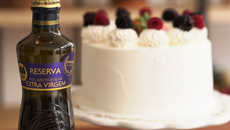 Bolo de Azeite Gallo Extra Virgem Reserva com frutas vermelhas e mousse de chocolate branco