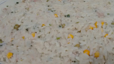 Risoto colorido de linguiça