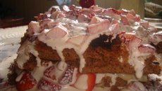 Bolo de chocolate com  morangos