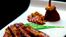 Peito de pato ao vinho tinto com pêra recheada