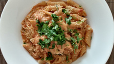 Macarrão ao molho de tomates e alcaparras