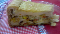 Torta de liquidificador com reheio de torresmo e calabresa