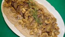 Filé mignon com molho de cogumelos e purê de castanhas