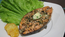 Salmão assado à provençal