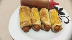 Enrolado de salsicha no pão de forma