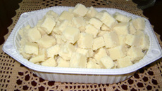 Docinho de leite e coco em cubos