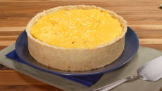 Torta de costela com cebola caramelizada cheddar