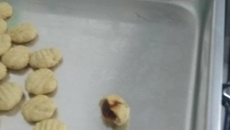 Biscoito amanteigado recheado com goiabada