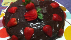 Bolo de chocolate com recheio de bicho de pé