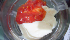 Sorvete de creme simples com calda de goiaba