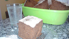 Bolo de chocolate macio e alto