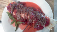 Panqueca de morango com chocolate