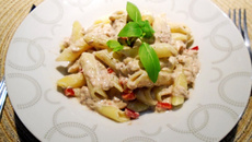 Penne ao molho de atum e pimentão