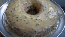 Bolo de iogurte com calda de maracujá