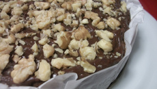 Bolo brownie com nozes