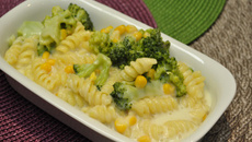 Macarrão com brócolis ao molho branco