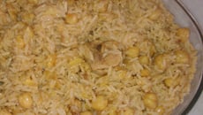 Arroz com grão-de-bico e frango