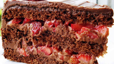 Bolo de Chocolate com Morangos
