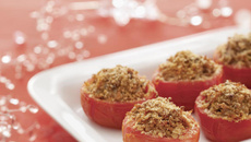 Tomates recheados com ragu de pernil